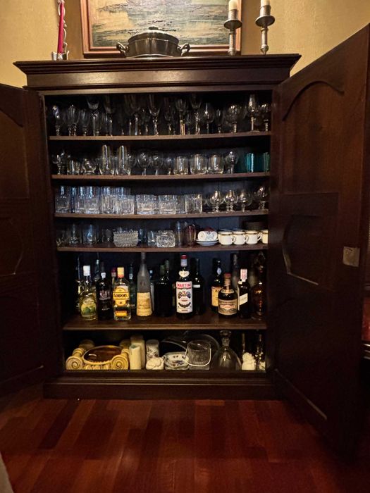 Armário antigo em madeira maciça – muita arrumação