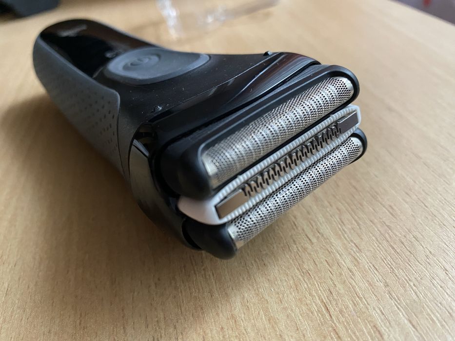 Набір електробритва Braun 3000s Series 3 + тример для носа Braun EN10