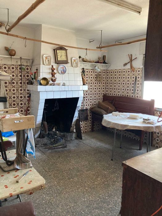 Moradia V6 independente e outros lotes