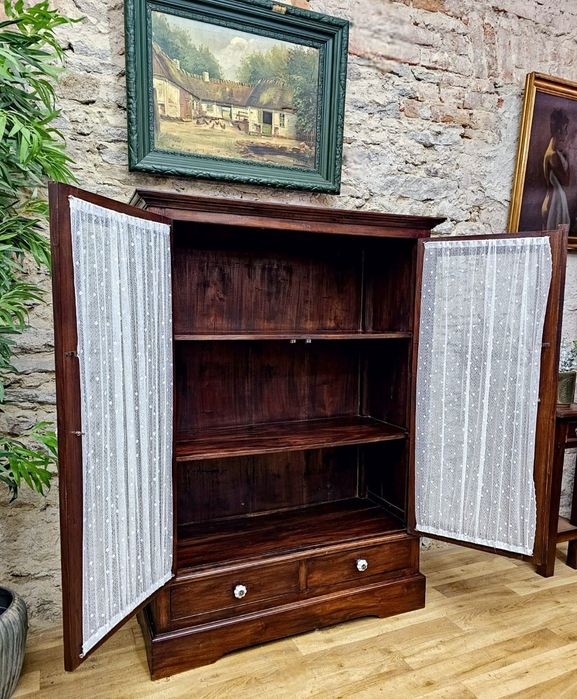 Witryna drewniana niska. Kolonialna. Z szufladami i półkami.