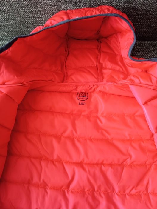 Яскраво-червона куртка