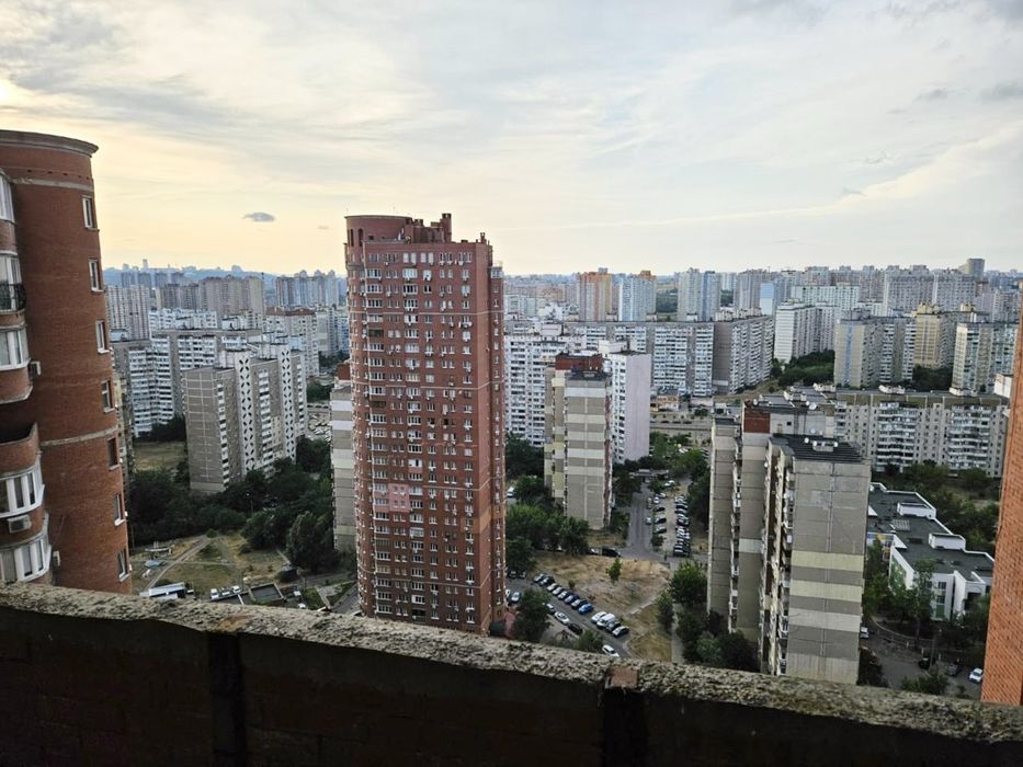 Продажа б/к 5 к.дворівневої кв. 175,5 кв.м. по вул. А.Ахматової, 13-Д