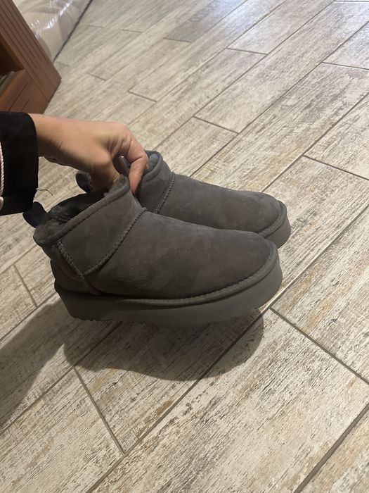 Ugg сірого кольору