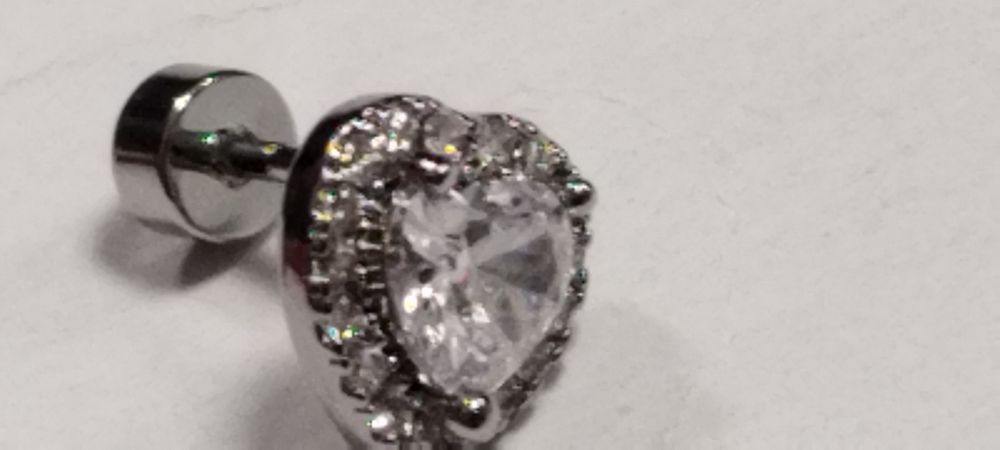 Kolczyk do nosa , ucha PIERCING 1 sztuka serduszko z wkretką
