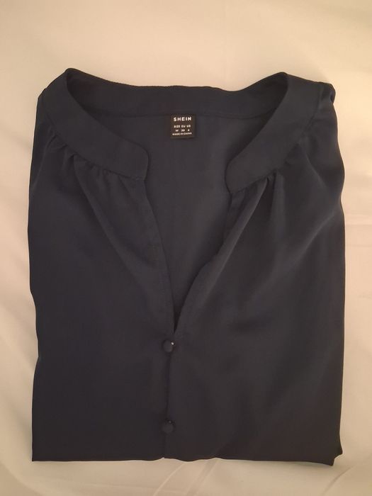 Camisa feminina azul marinho M. Cabide de viagem  grátis.