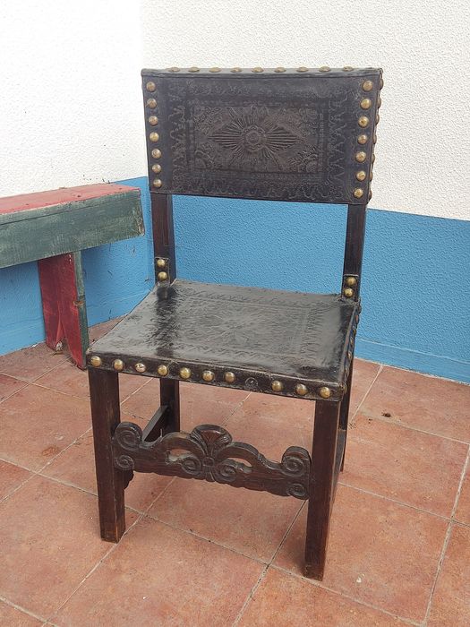 Cadeira antiga, em couro Sec.XVII