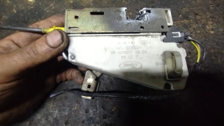 Замок лівої задньої дверки форд ескорт 1992р