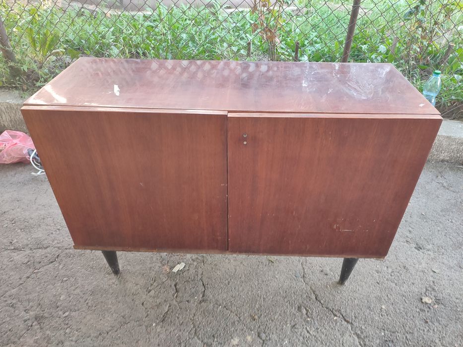 Тумба на ніжках.