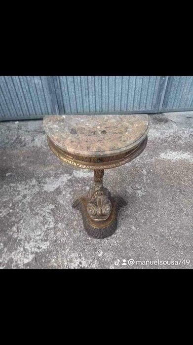 Vendo esta mesa muita bonita bom estado