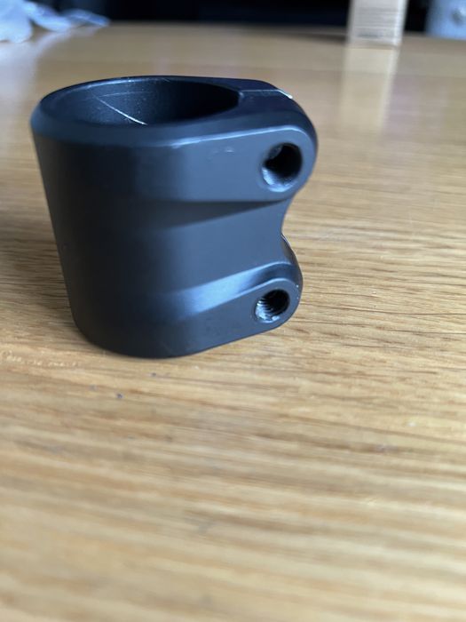 Zacisk tilt sculpted do hulajnogi