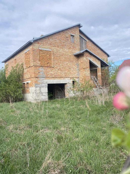 Продається будинок та земельна ділянка 10 сот., м. Раехів