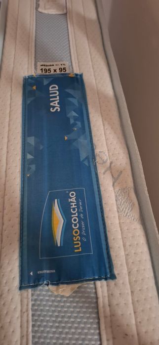 Cama individual em madeira com cama extra/gaveta incluída.