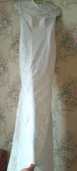 Весільна сукня з відкритою спиною і трішки шлейфом, вселільне плаття.