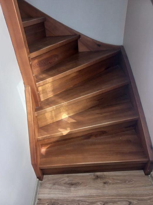 Schody dębowe z balustradą