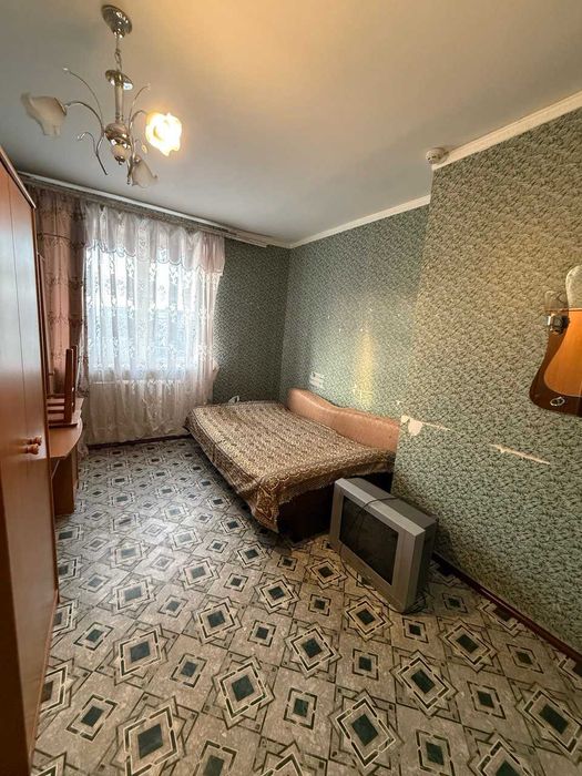 Затишна 2-кімнатна комунальна квартира біля «Вечірнього ринку»!