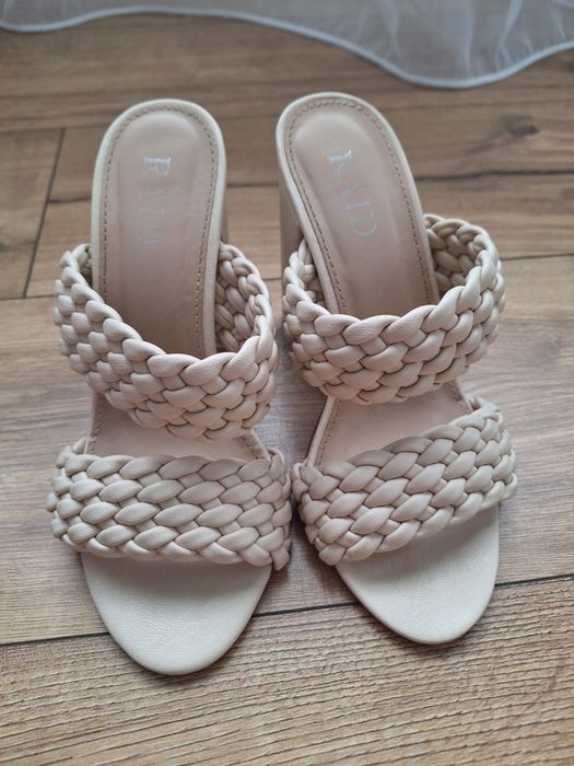 Klapki na słupku RAID 36 beżowe