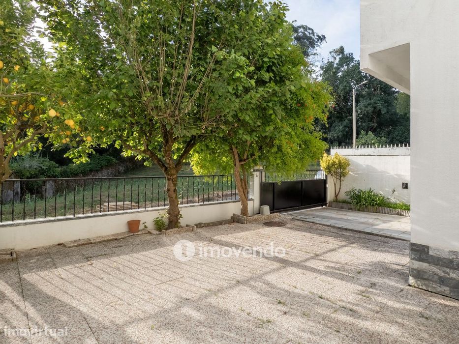 Moradia T6 com jardim, terraço e garagem, em Rio de Mouro