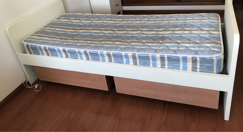 Cama branca com estrado e 2 gavetões
