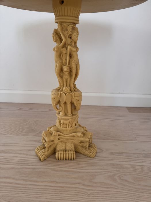 Stolik w stylu orientalnym alabaster