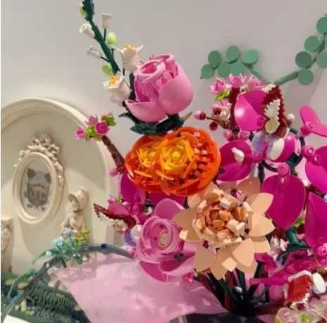 Квітковий конструктор "Pretty Pink Flower Bouquet" подібний до Lego