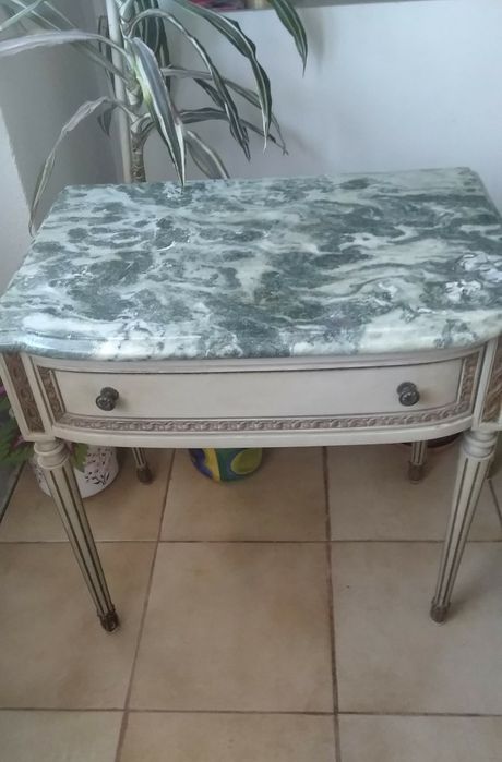 Mesa de cabeceira antiga com tampo em pedra
