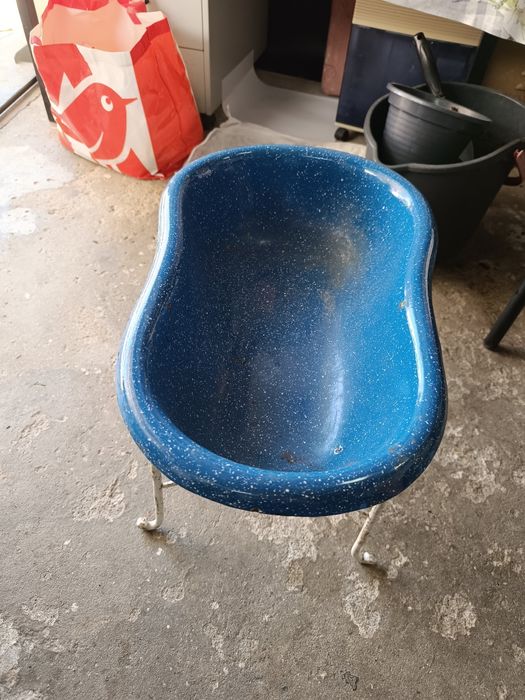 Bidé em esmalte azul
