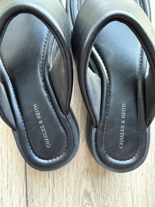Charles and Keith сандалі