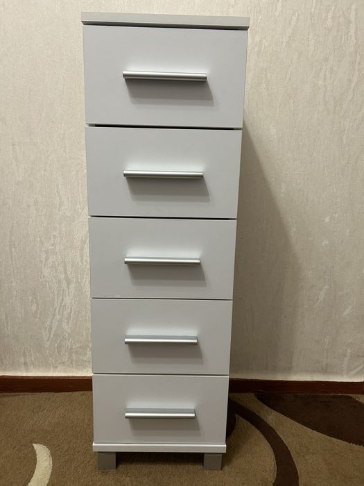 Продам комод в відмінному стані, кілір білий.