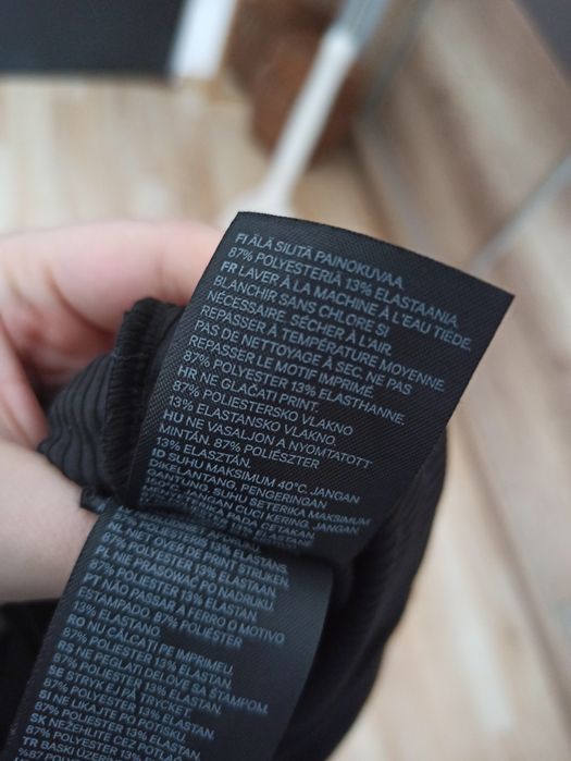 Czarny prążkowany kombinezon r. 42