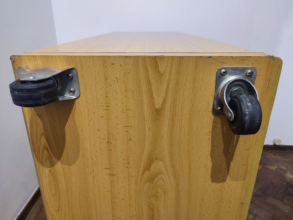 EXCELENTE ARMÁRIO com 2 portas, 6 Divisões, 4 rodízios e Tranca com Ca