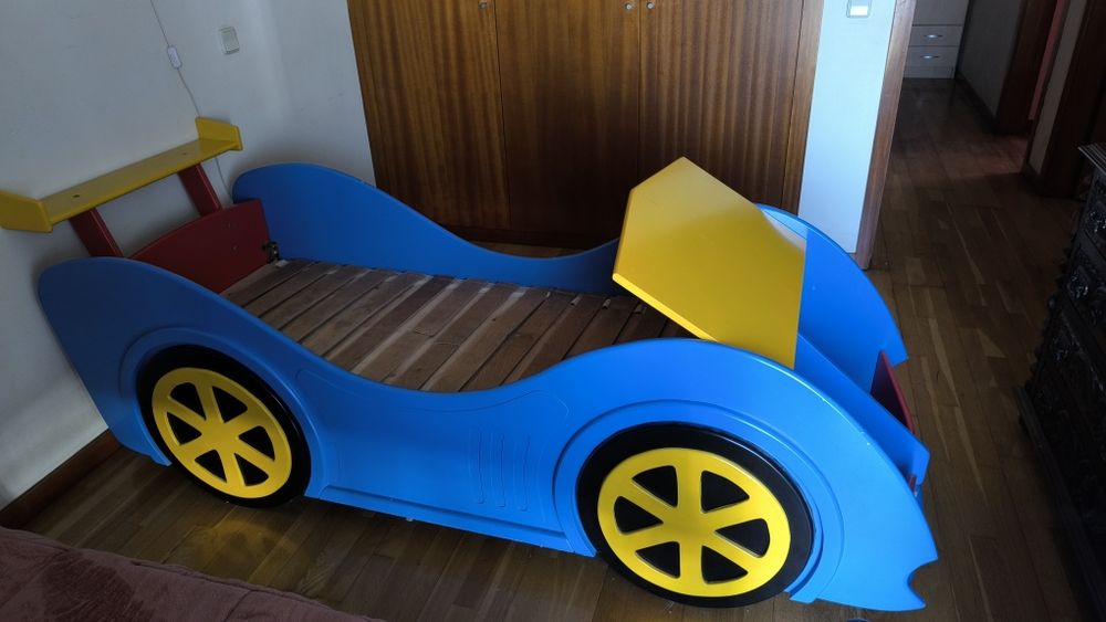 Cama de bebê com gavetas
