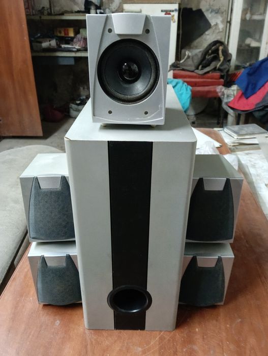 Сабвуфер і 5 колонок.