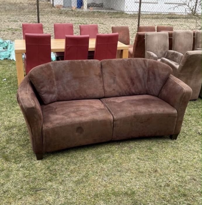 Sofa o kolorze brązowym