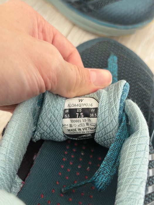 бігові кросівки asics altra