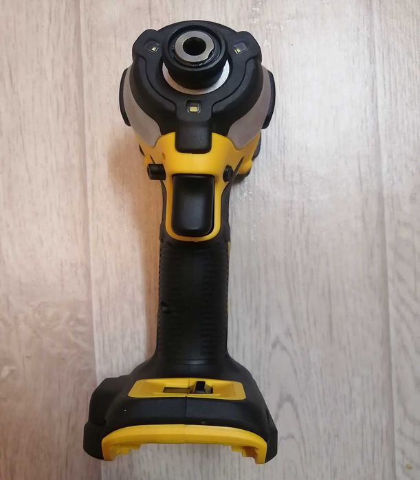 Импакт DEWALT DCF845B — аккумуляторный ударный шуруповёрт 18V ATOMIC