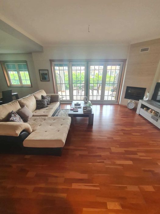 Apartamento T2 mobilado e equipado, com piscina e Box fechada completamente novo