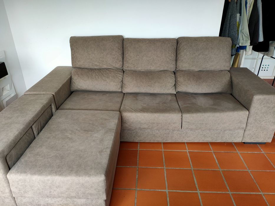 Sofá com chaise e banquetas