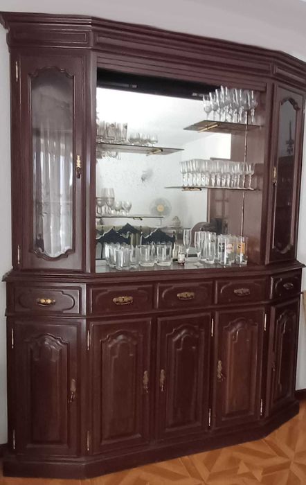 Cristaleira e Móvel Bar com Balcão e duas cadeiras altas para sala