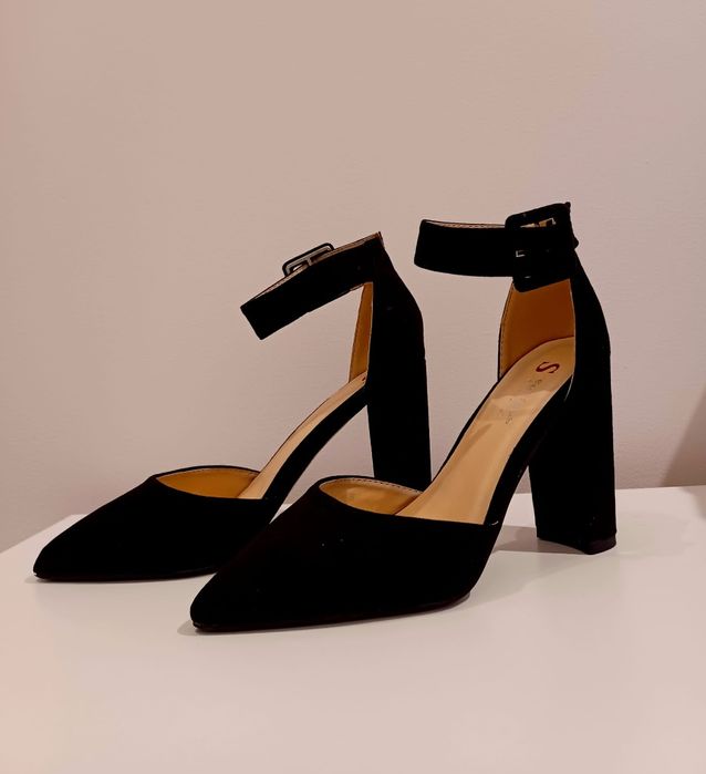 Czarne buty na obcasie klocku.