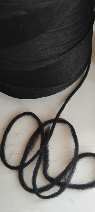 Retrosaria bobines fio acrílico preto e amarelo torrado