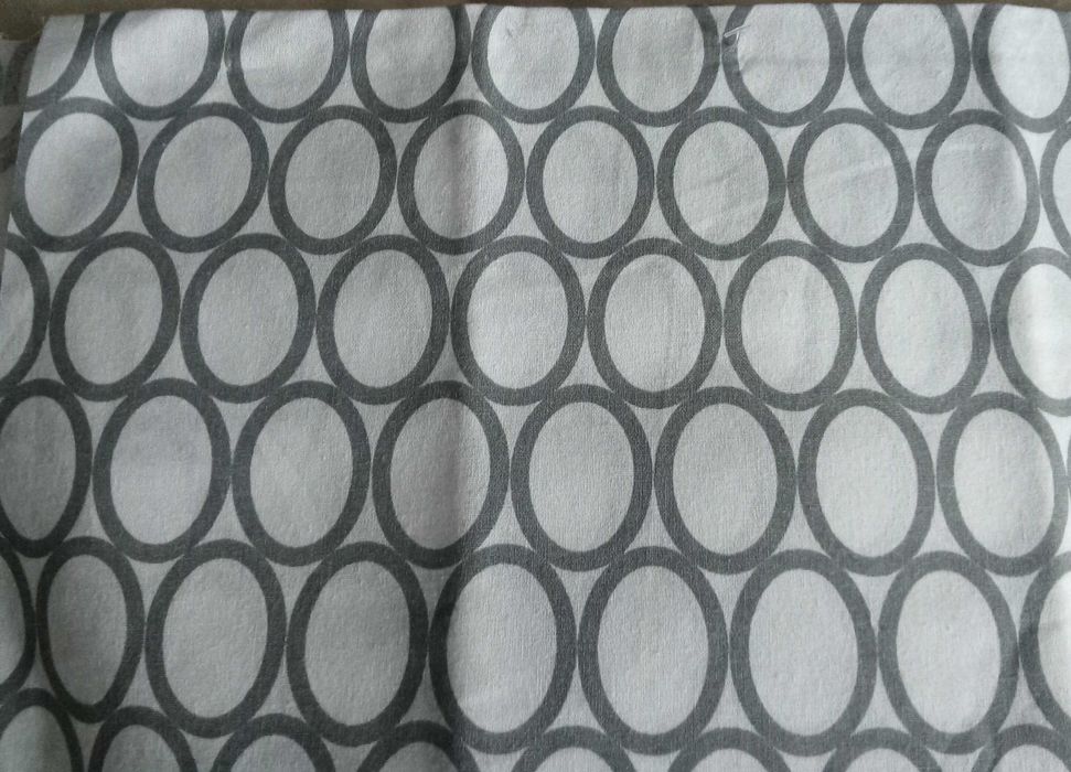 2 przycięte kupony materiału.