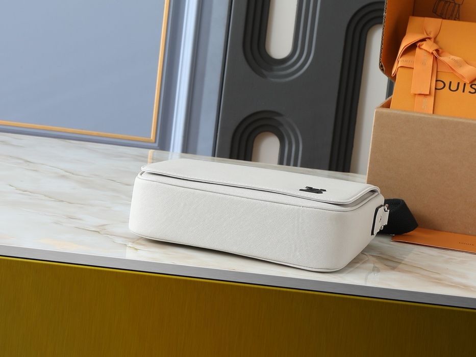 LOUIS VUITTON DISTRICT черная и белая сумка мужская планшетка