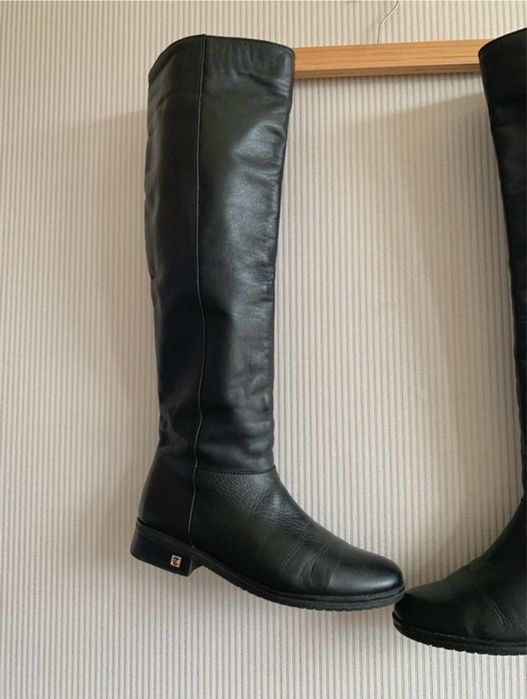 Високі демісезонні шкіряні чоботи