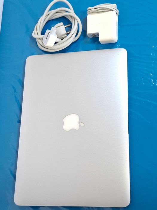 Portátil MacBook Air Ecrã Retina de 13.3'' | Intel Core i5 a 1,8GHz | Disco 256 Gigas, SSD PCie alta capacidade  | MacOS Catalina | Impecável