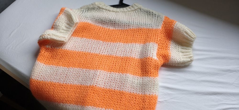 Sweter damski w paski.