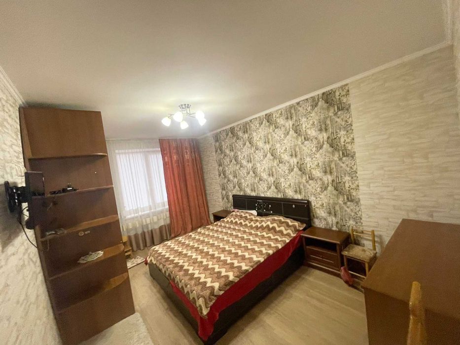 Продам великогабаритну трикімнатну квартиру. Центр. Закритий двір .