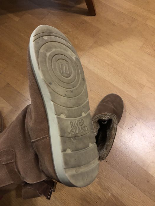 Botas com pêlo castanhas