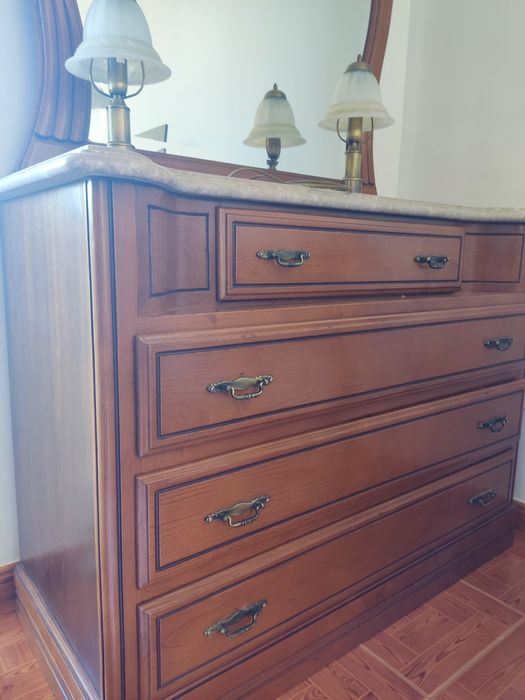 Cama de casal com mesas de cabeceira e móvel com espelho