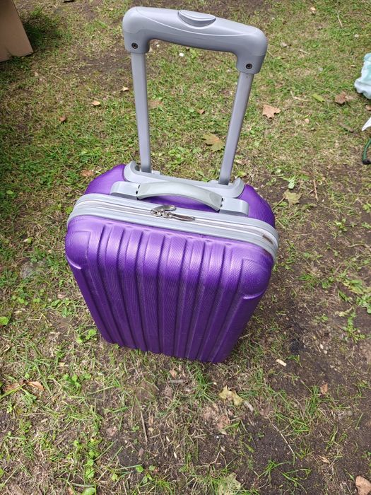 Mała walizka podróżna na dwóch kółkach wysokość ok 50 cm