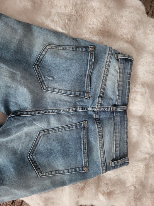 Jenasy z przetarciami dziurami kilkoma guzikami